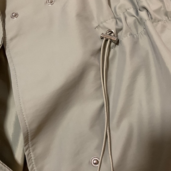 New trench jacket never worn. Great for rainy days - Picture 3 of 3